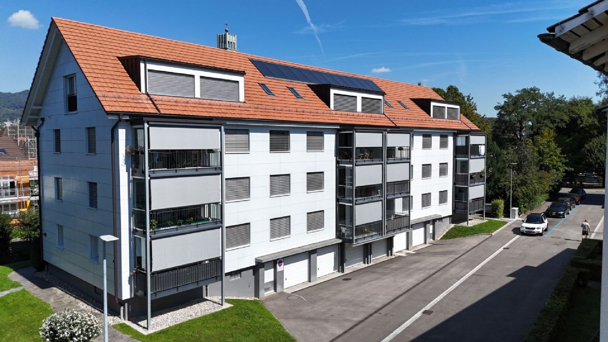Mehrfamilienhaus mit roten Ziegeldächern