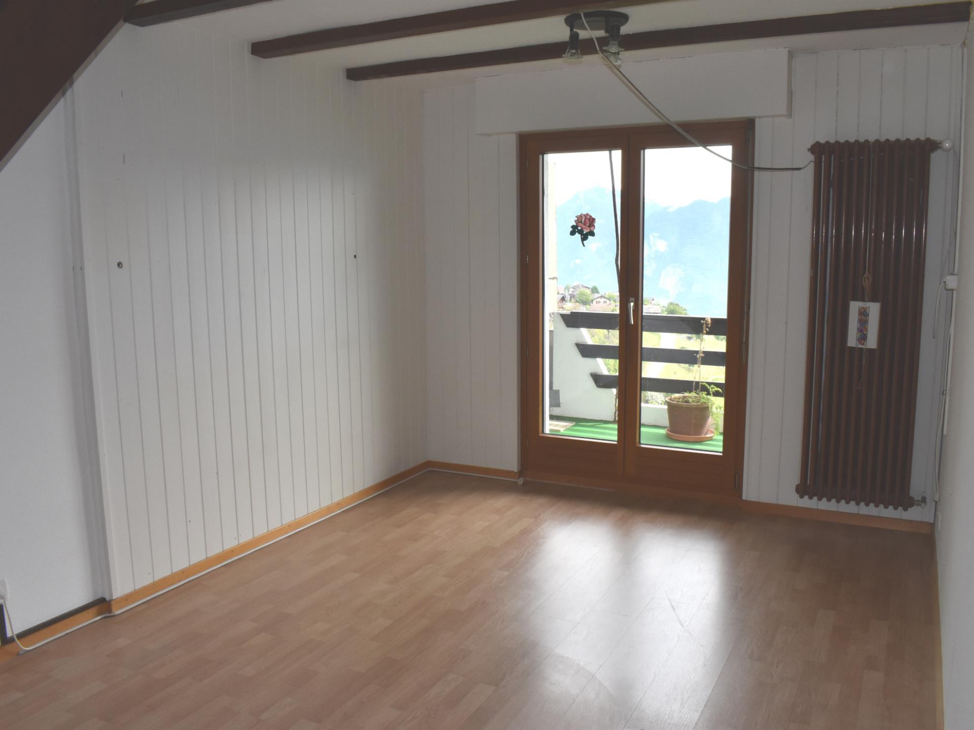 Leeres Zimmer mit Balkonblick