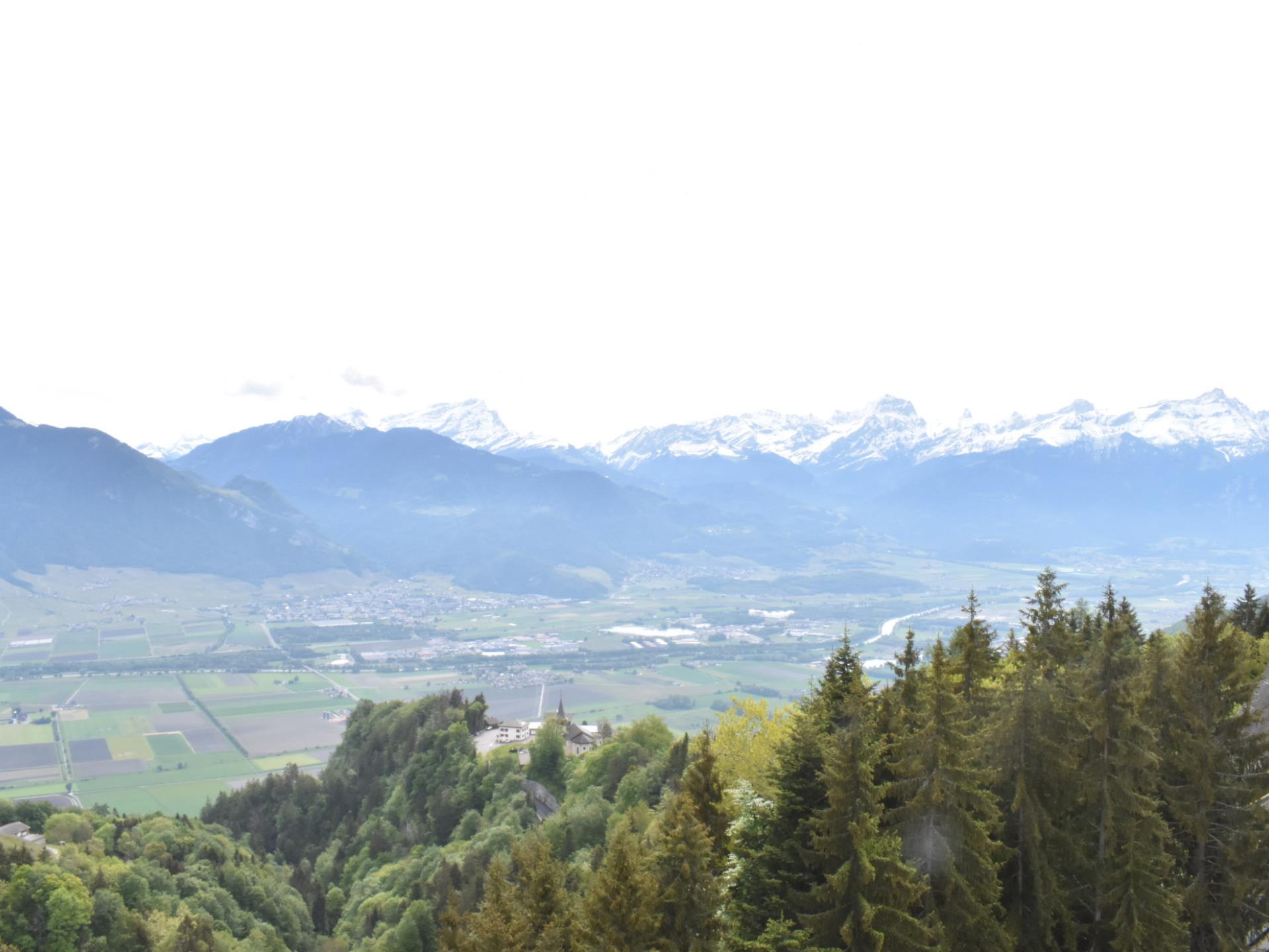 Bergpanorama über einem Tal
