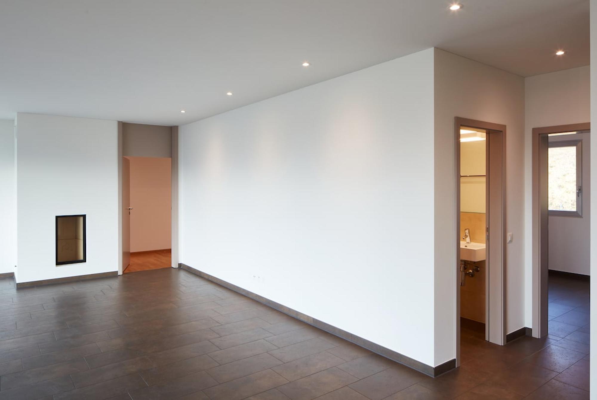 Modernes, leeres Wohninterieur mit Nebenräumen