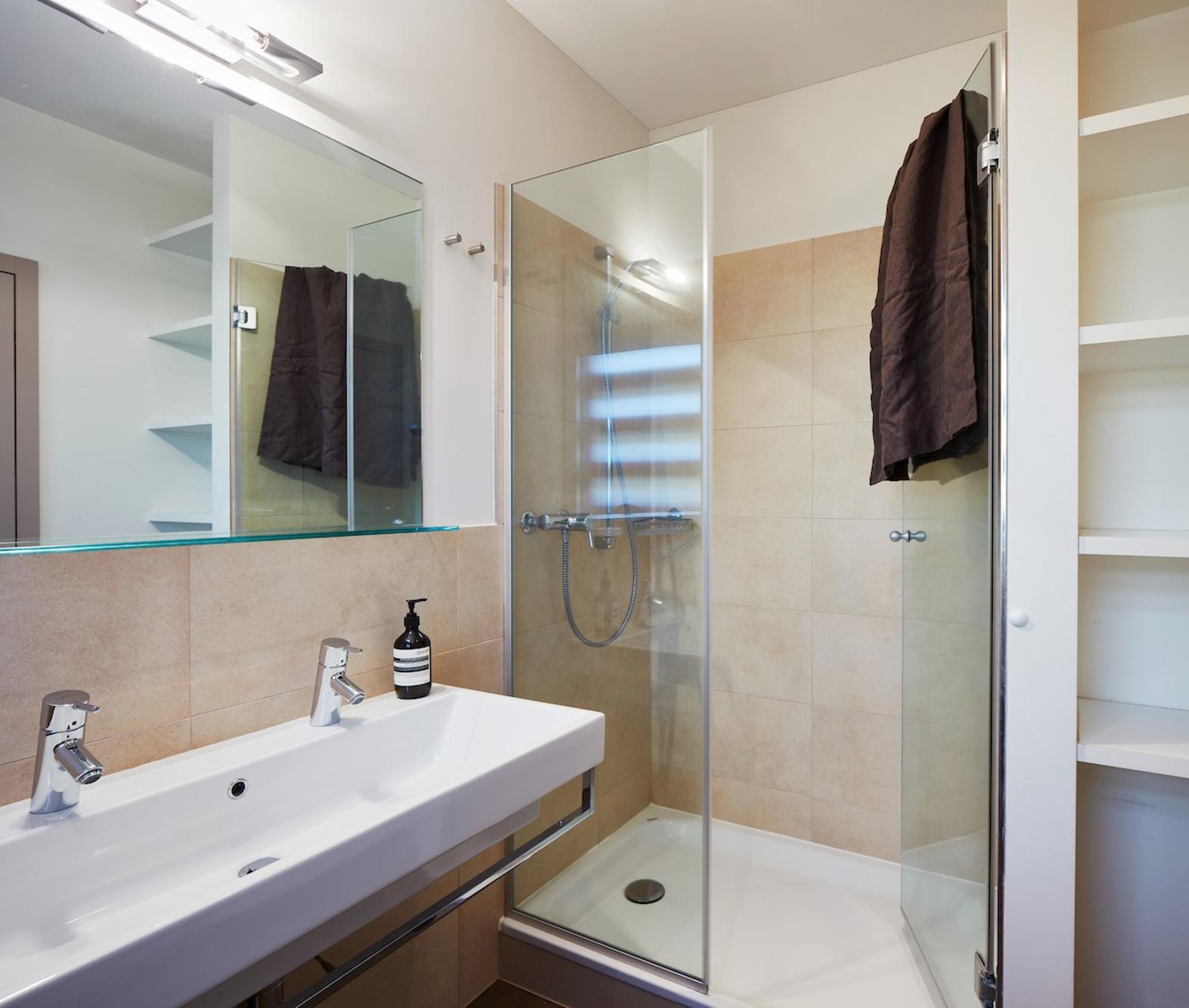 Modernes Badezimmer mit Dusche und Doppelwaschbecken