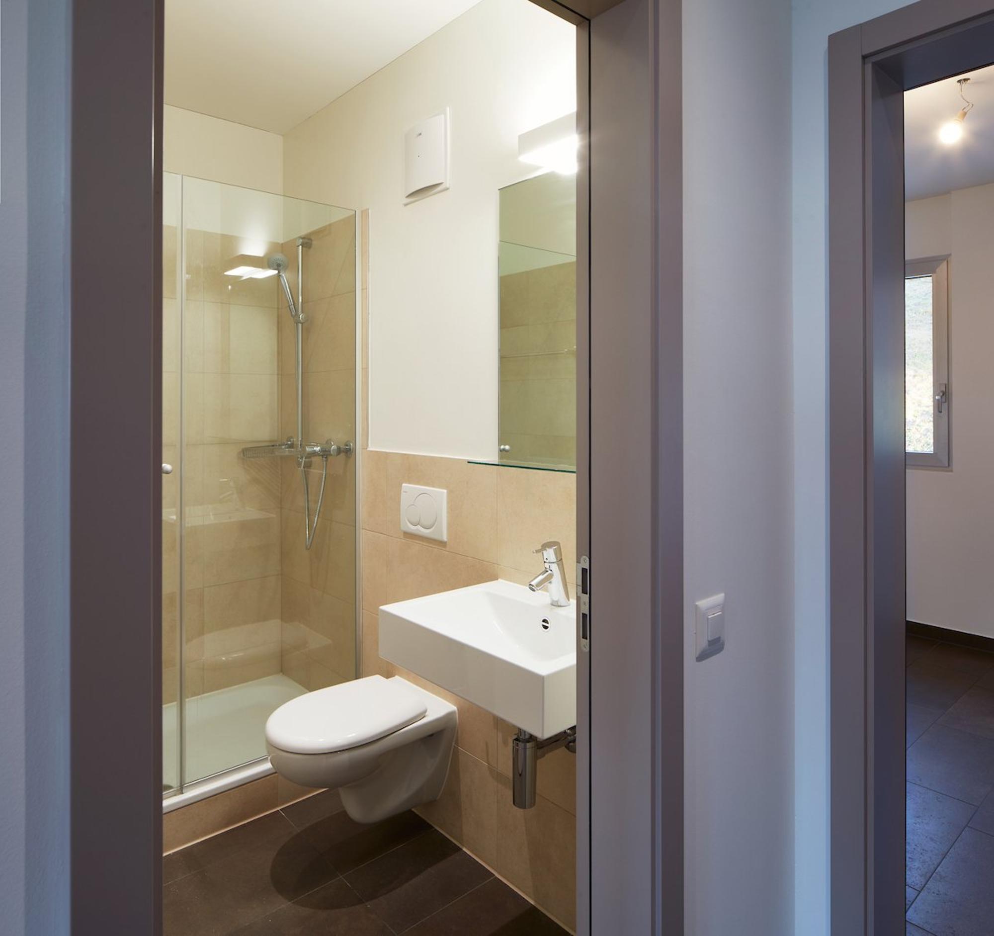 Kleines modernes Badezimmer mit Dusche und WC