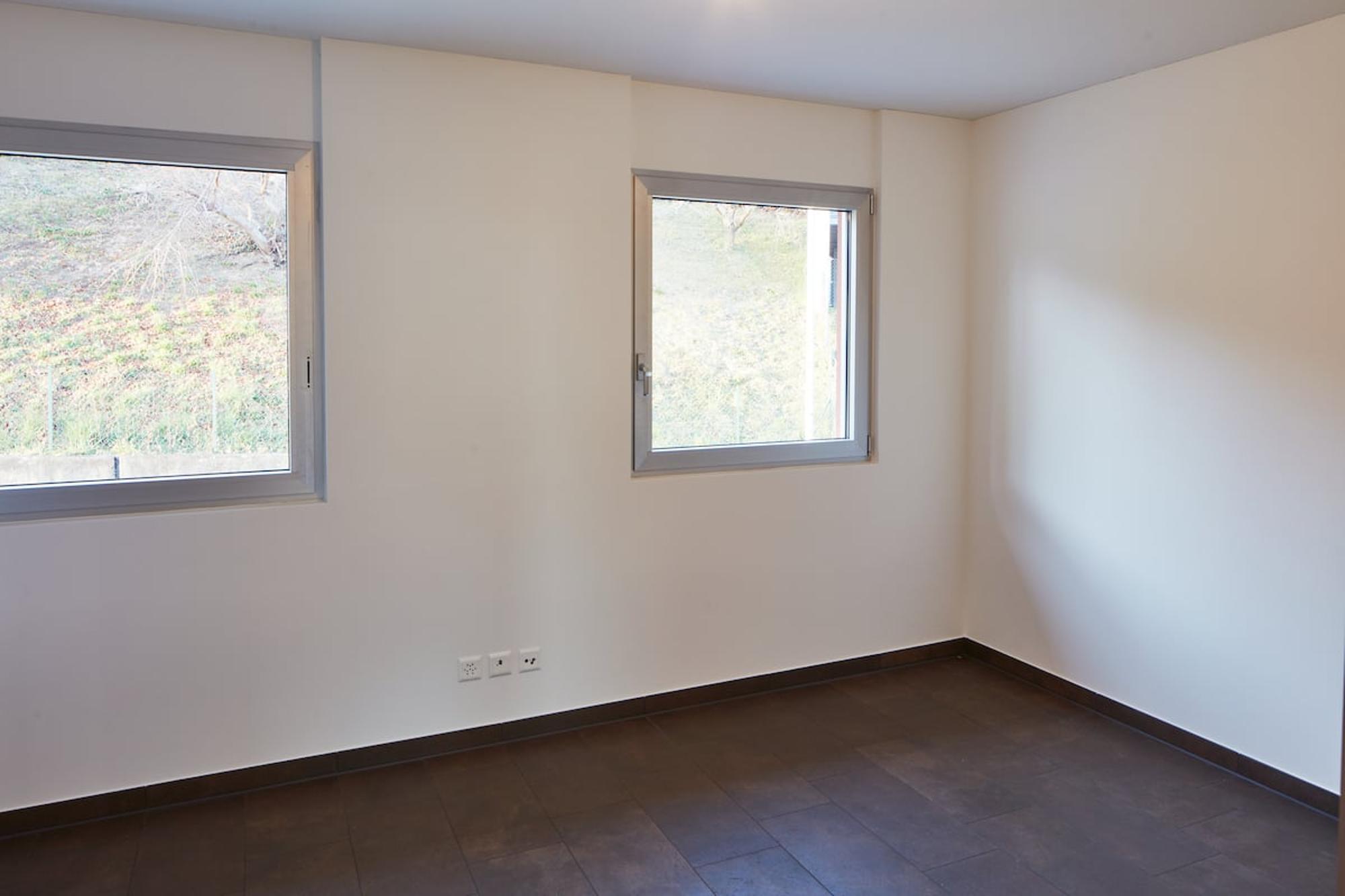 Leerer Raum mit zwei Fenstern