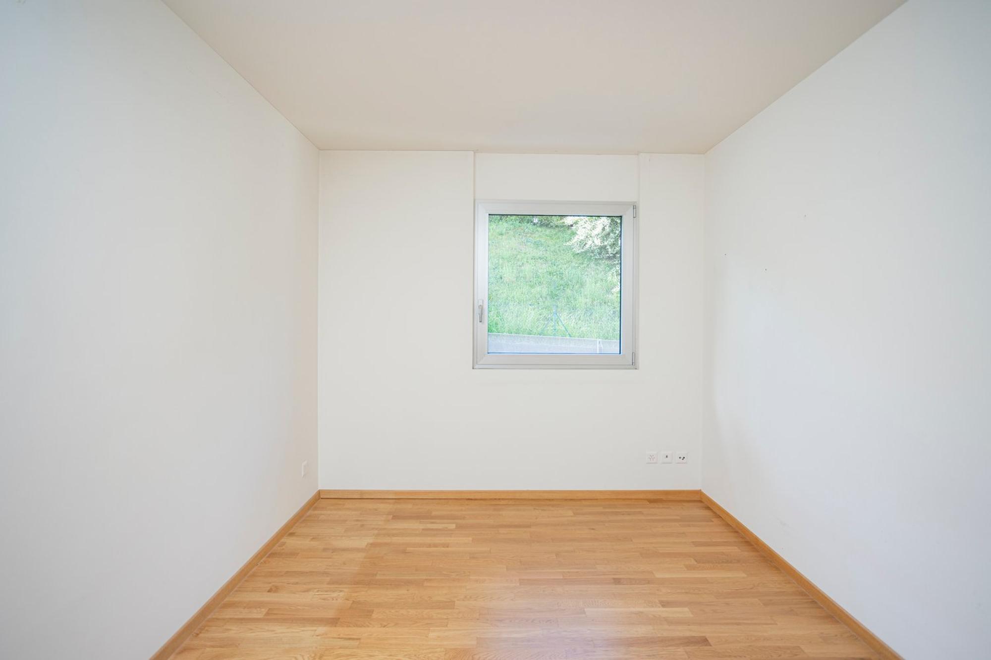Leerer heller Raum mit Fenster