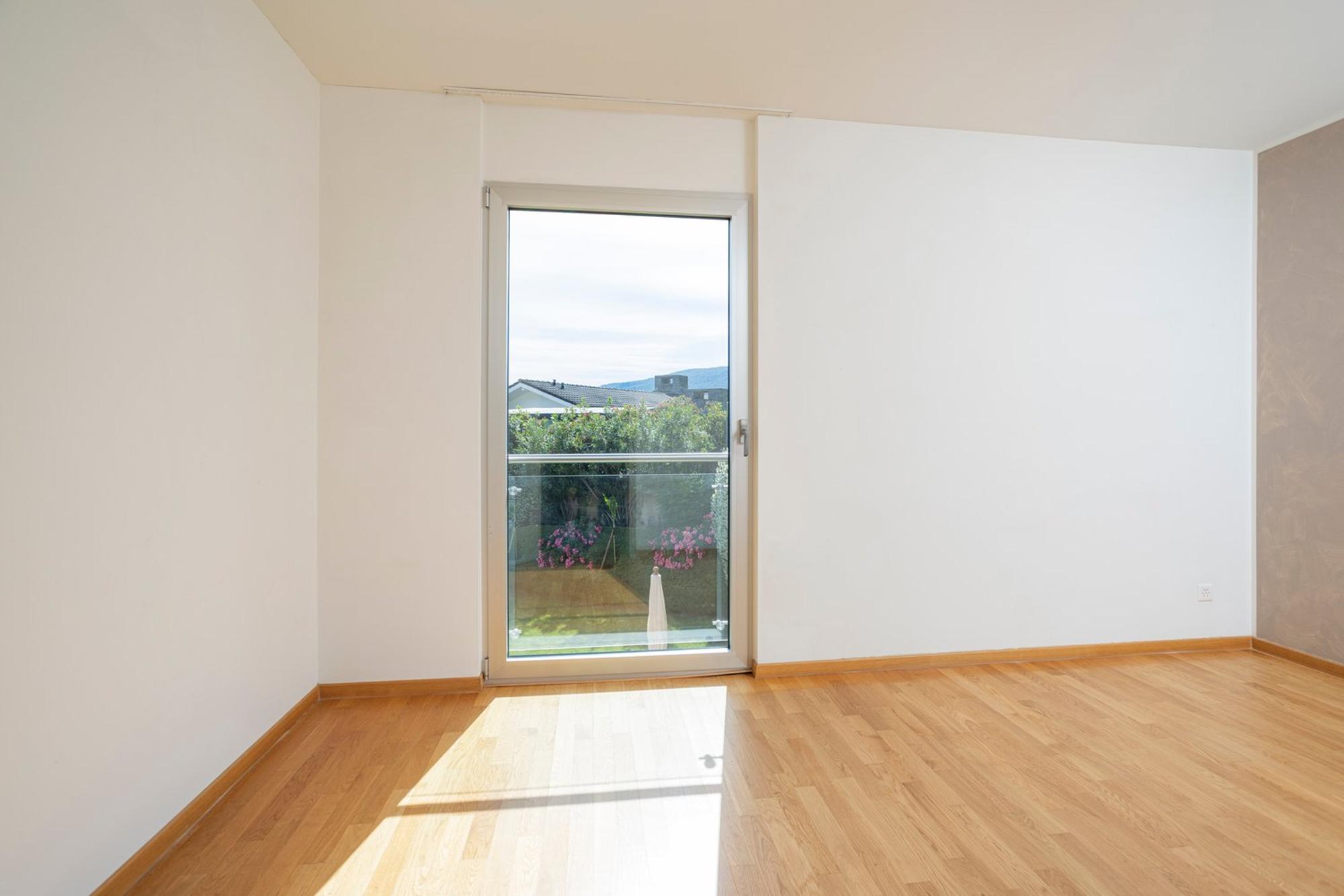 Helles leeres Zimmer mit großem Fenster