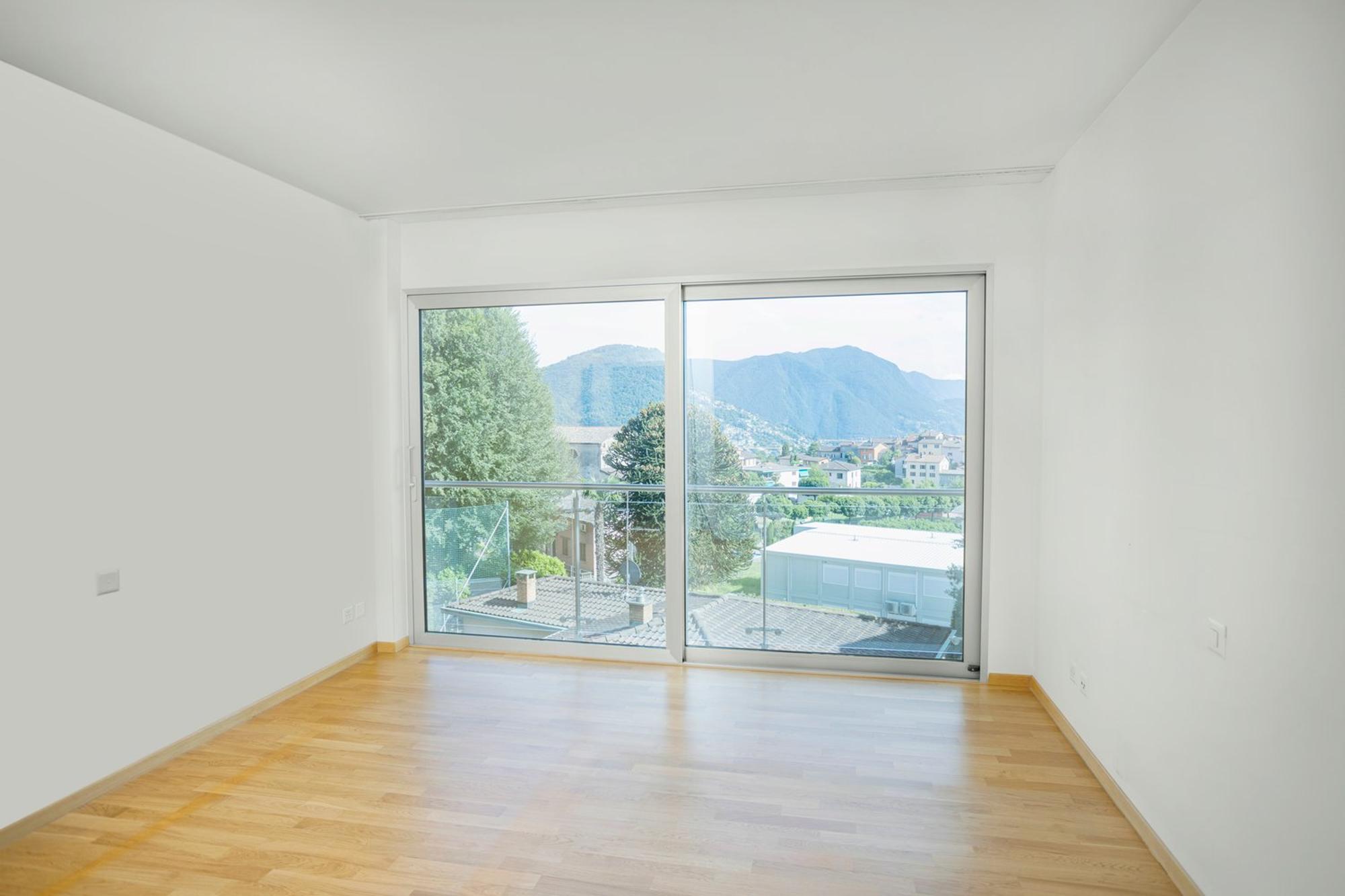 Heller leerer Raum mit Balkon- und Bergblick