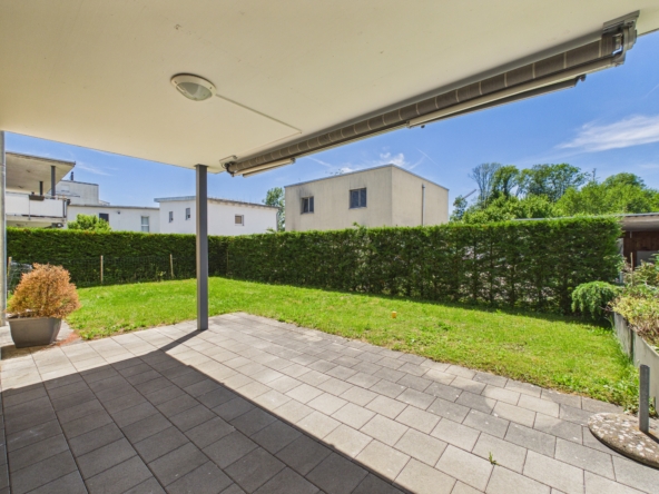 Überdachte Terrasse mit Gartenblick