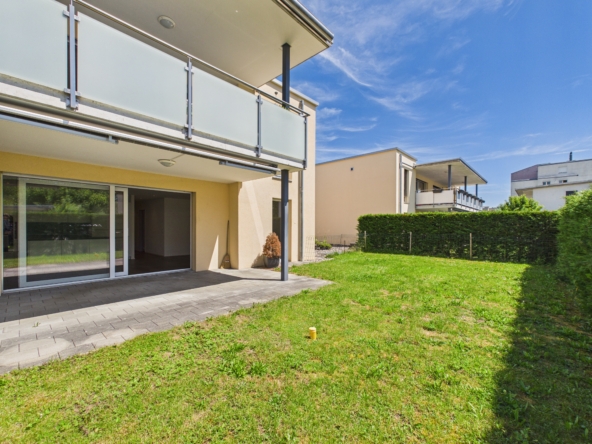 Außenansicht mit Garten und Terrasse
