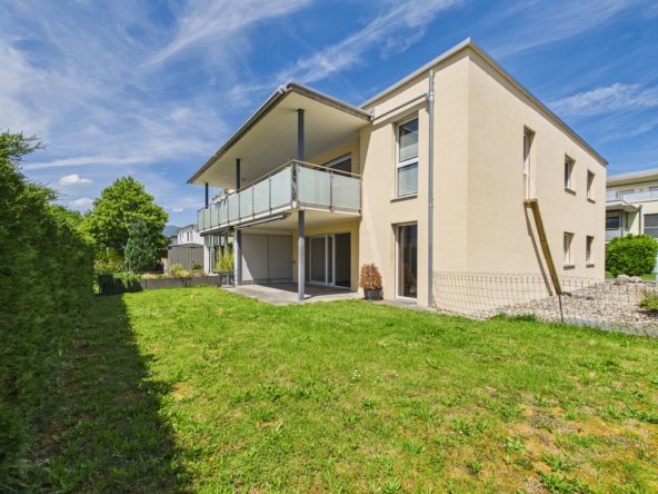 Modernes Einfamilienhaus mit Terrasse und Garten