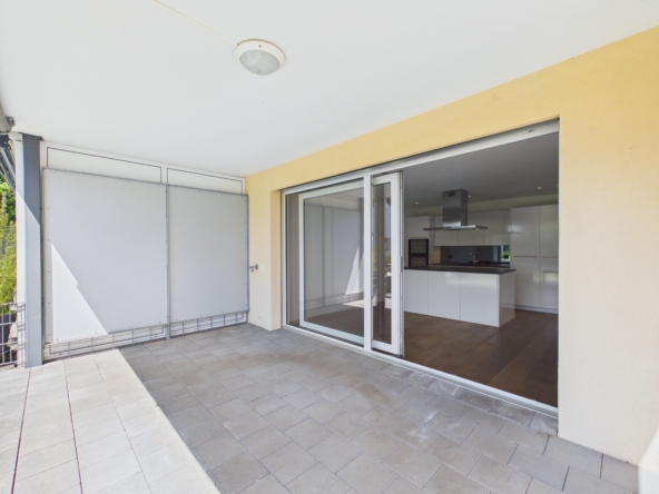 Überdachte Terrasse mit Schiebetür zur Küche