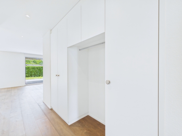 Heller Raum mit Einbauschrank und Blick ins Grüne
