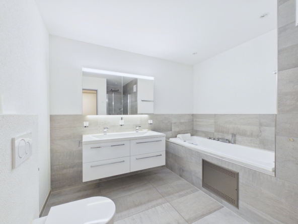 Modernes Badezimmer mit Badewanne und Waschtisch