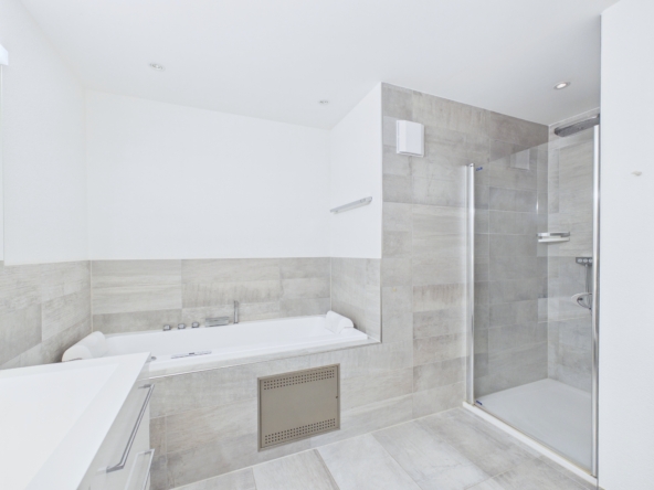 Modernes Badezimmer mit Badewanne und Dusche