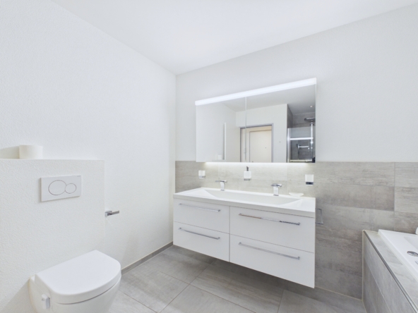 Modernes Badezimmer mit Doppelwaschtisch