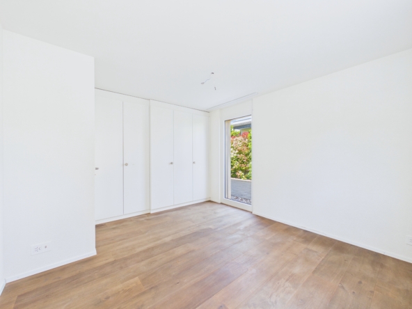 Heller leerer Raum mit Einbauschränken und Fenster