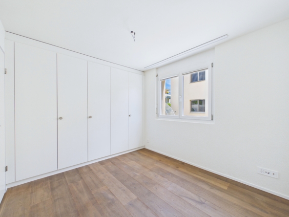 Heller leerer Raum mit Einbauschränken und Fenster