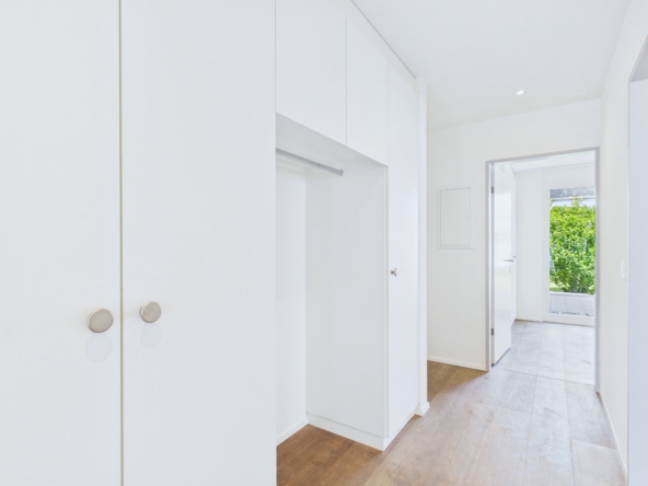 Heller Flur mit Einbauschrank