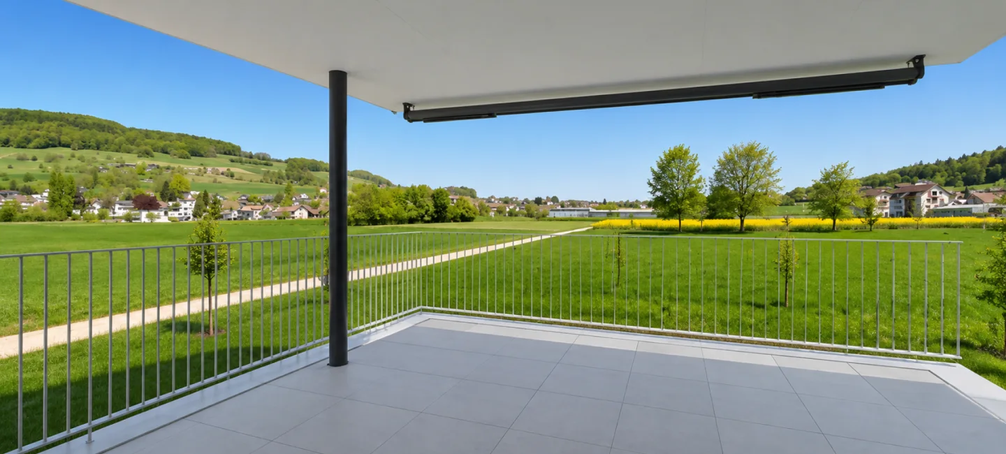 Überdachte Terrasse mit Panoramablick