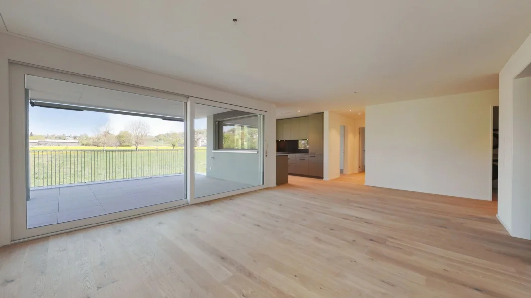 Offener Wohnbereich mit Terrasse und Blick ins Grüne