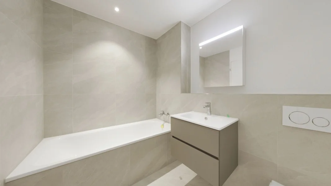 Modernes Badezimmer mit Badewanne und Waschtisch