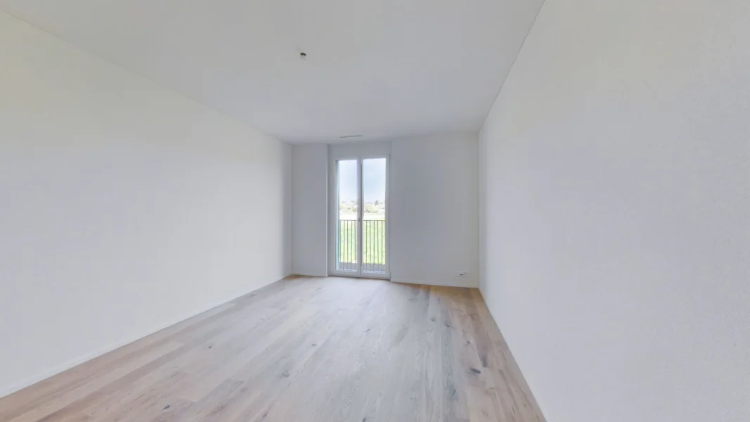 Leerer heller Raum mit Balkonblick