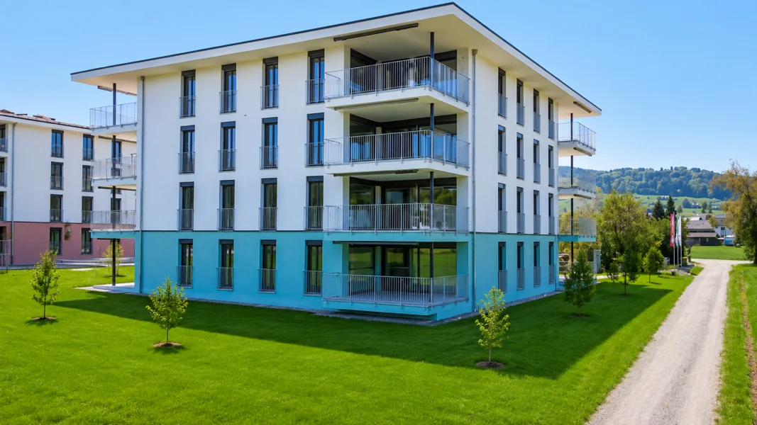 Modernes Mehrfamilienhaus mit Balkonen