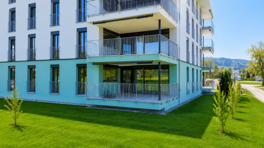Mehrfamilienhaus mit Balkonen und gepflegter Grünfläche
