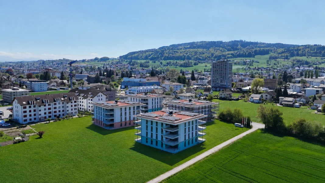 Luftaufnahme eines Wohngebiets mit Neubauten und Grünflächen