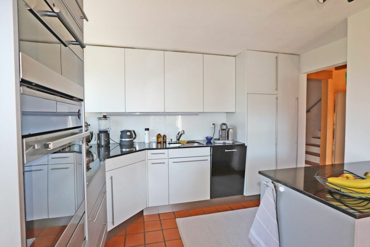 Moderne Küche mit weißen Fronten