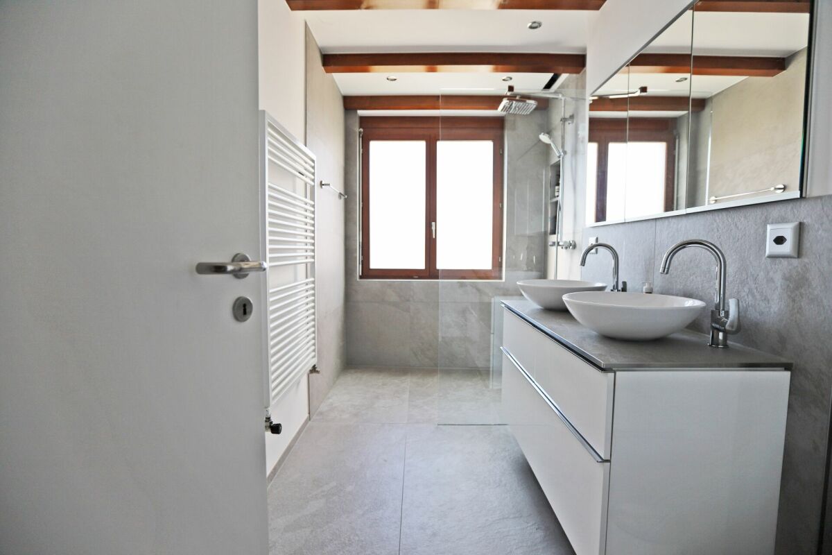 Modernes Badezimmer mit Doppelwaschtisch und Dusche