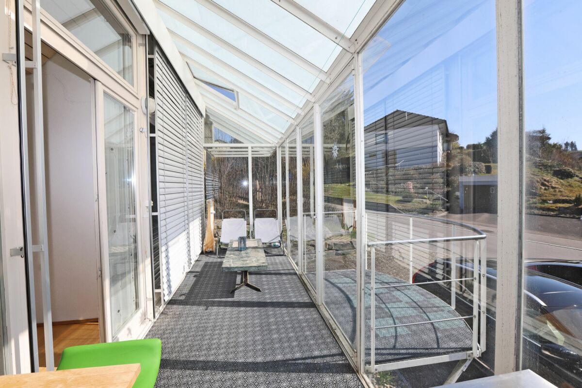 Verglaster Balkon mit Sitzbereich