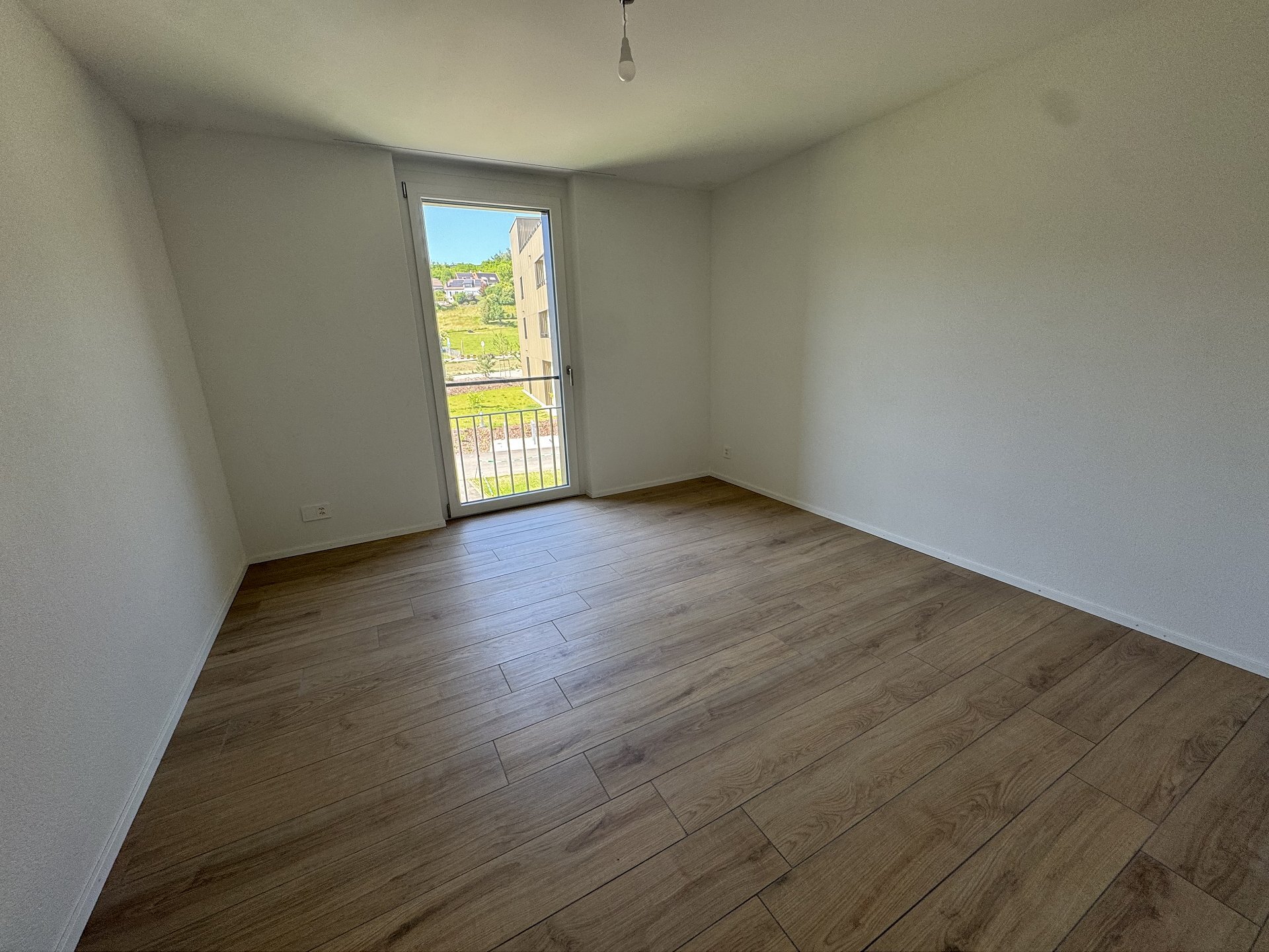 Leeres Zimmer mit Balkon- bzw. Fenstertür