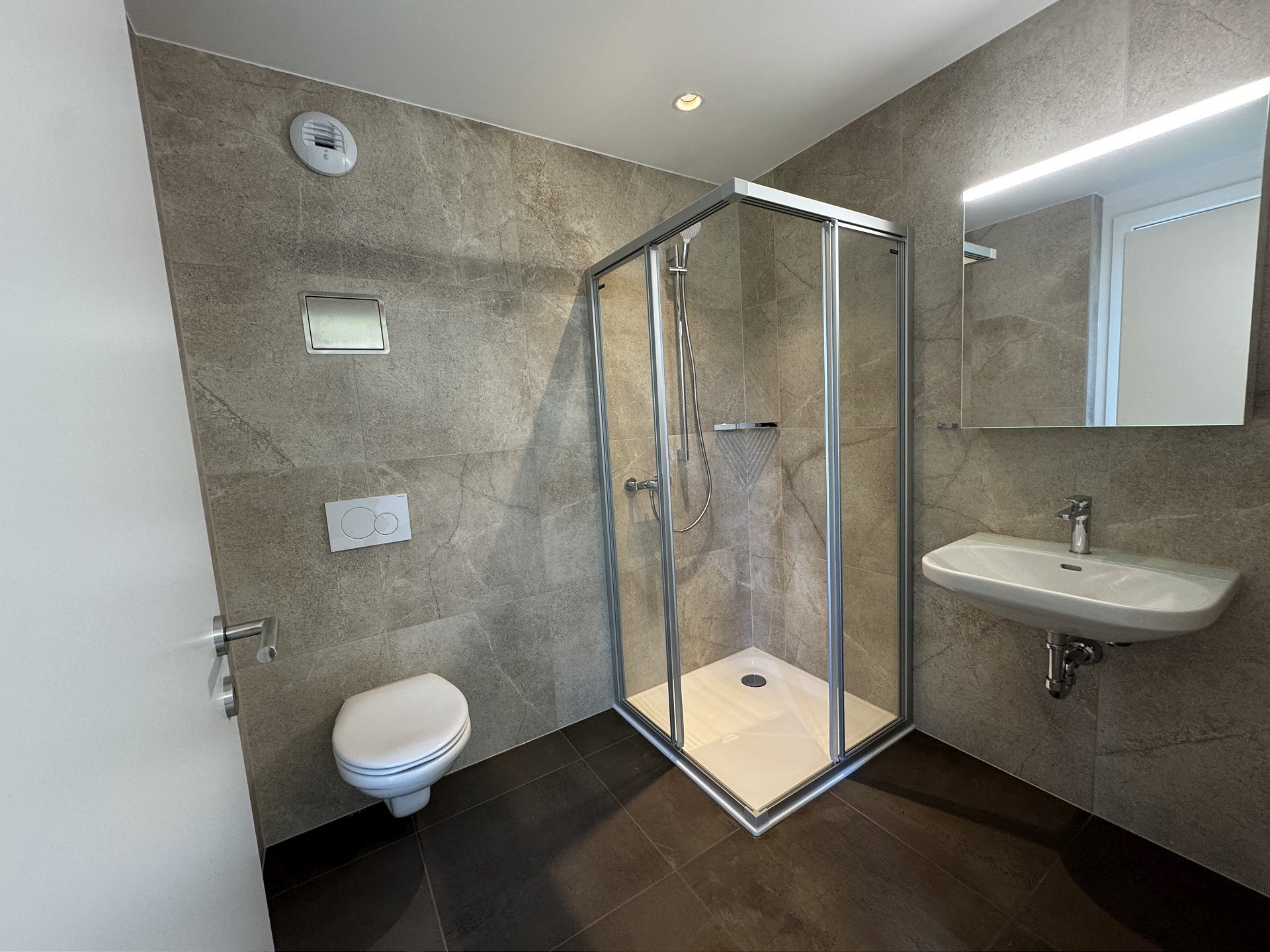 Modernes Badezimmer mit Dusche und WC