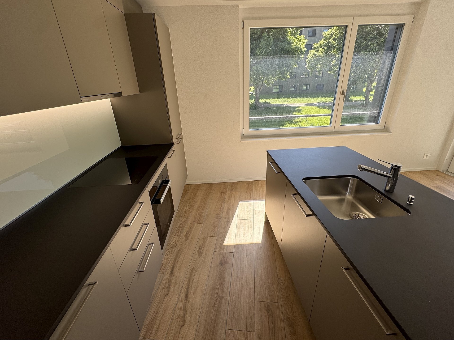 Moderne Küche mit Fenster