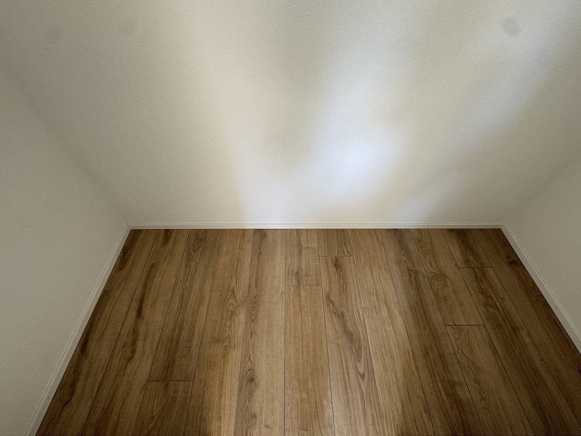 Leerer kleiner Innenraum mit Holzboden