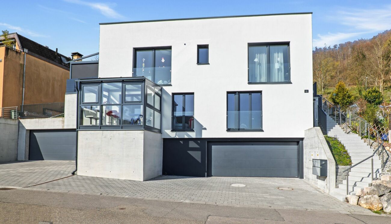 Modernes Einfamilienhaus mit Garagen und Gartenerschließung