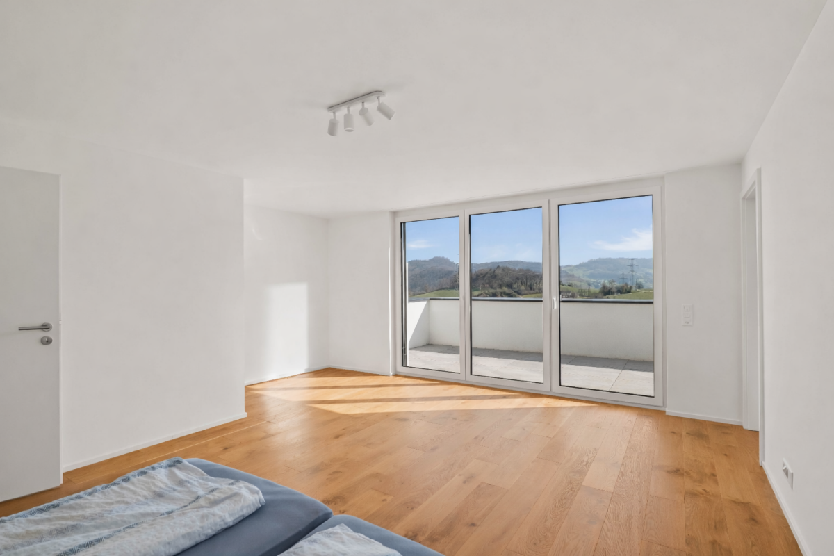 Helles Schlafzimmer mit Balkonblick
