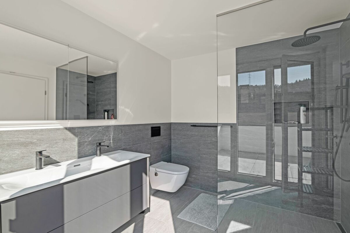 Modernes Badezimmer mit Walk-in-Dusche