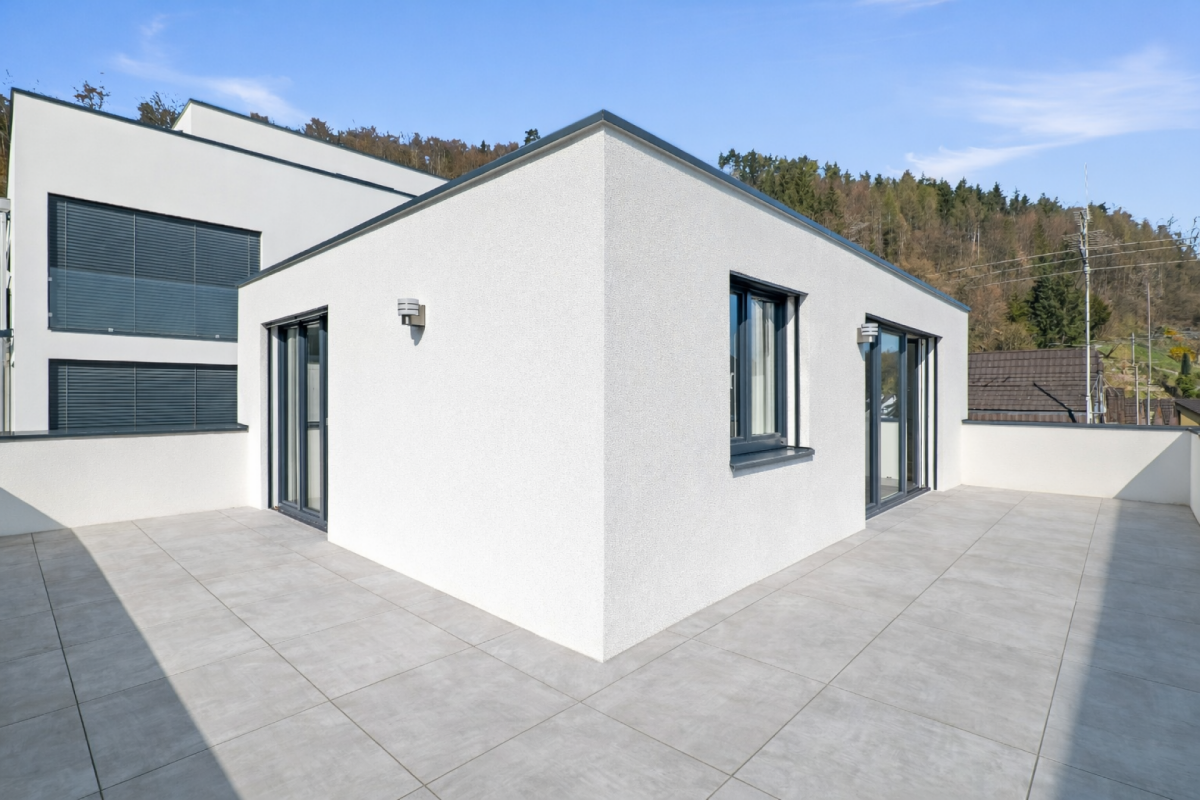 Moderne Dachterrasse mit Flachdach-Anbau