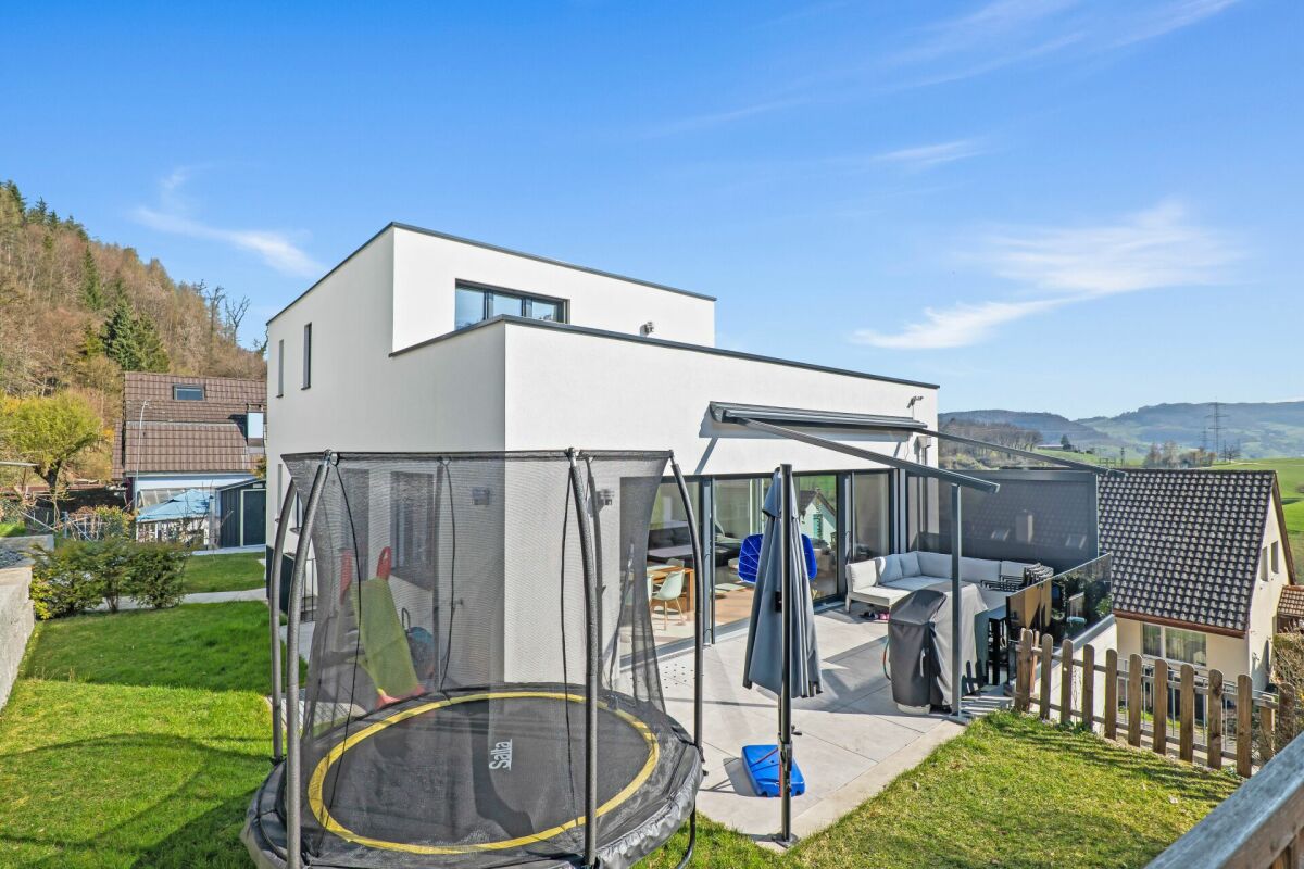 Moderne Dachterrasse mit Garten und Ausblick