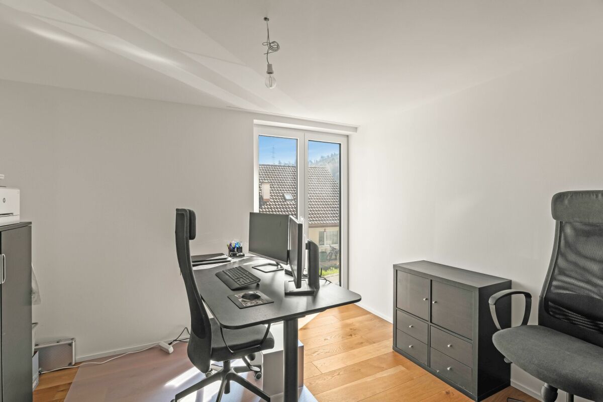 Modernes Arbeitszimmer mit Schreibtisch