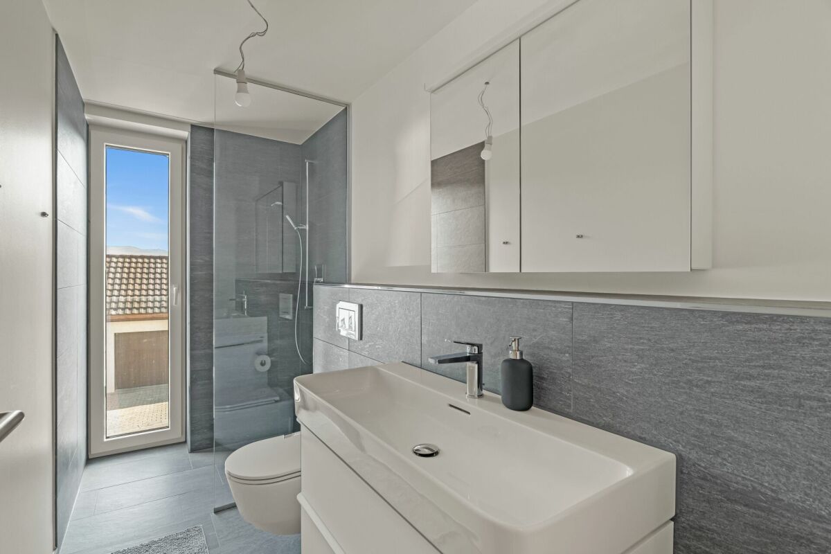 Modernes Badezimmer mit Dusche und Waschtisch