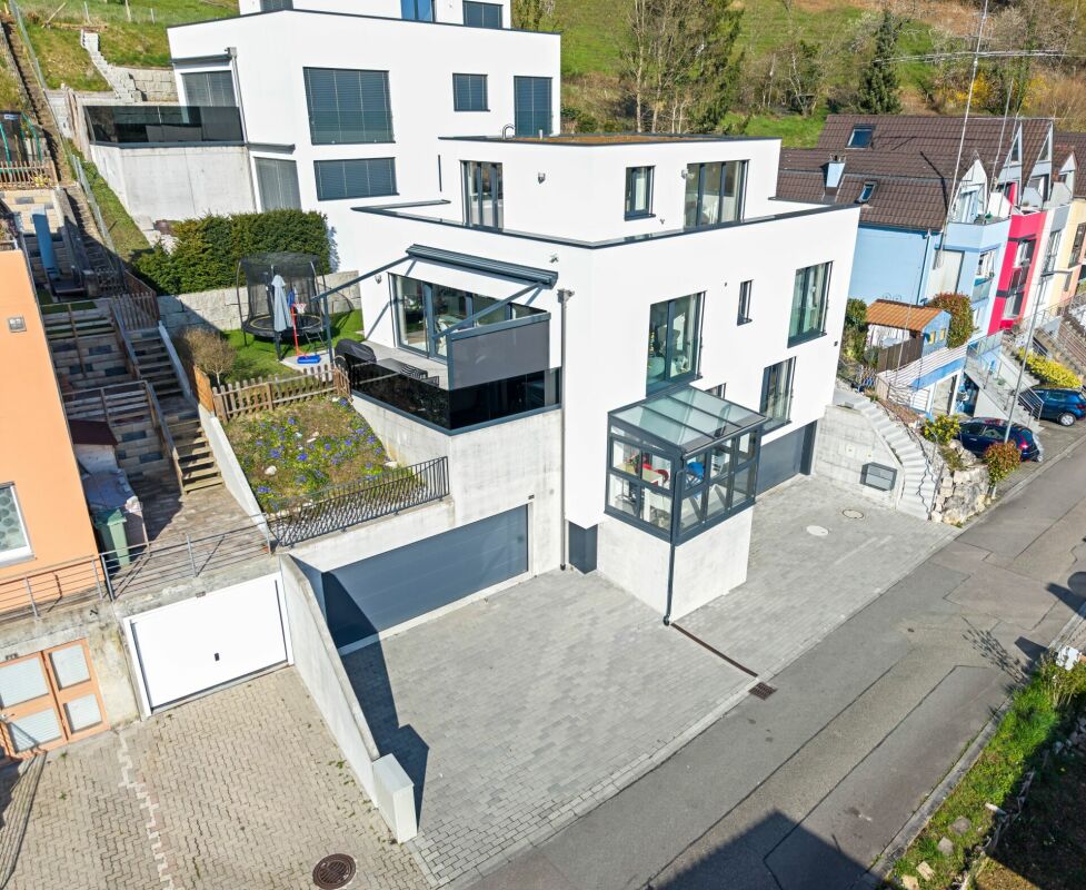 Moderne weiße Villa mit Terrassen und Garage