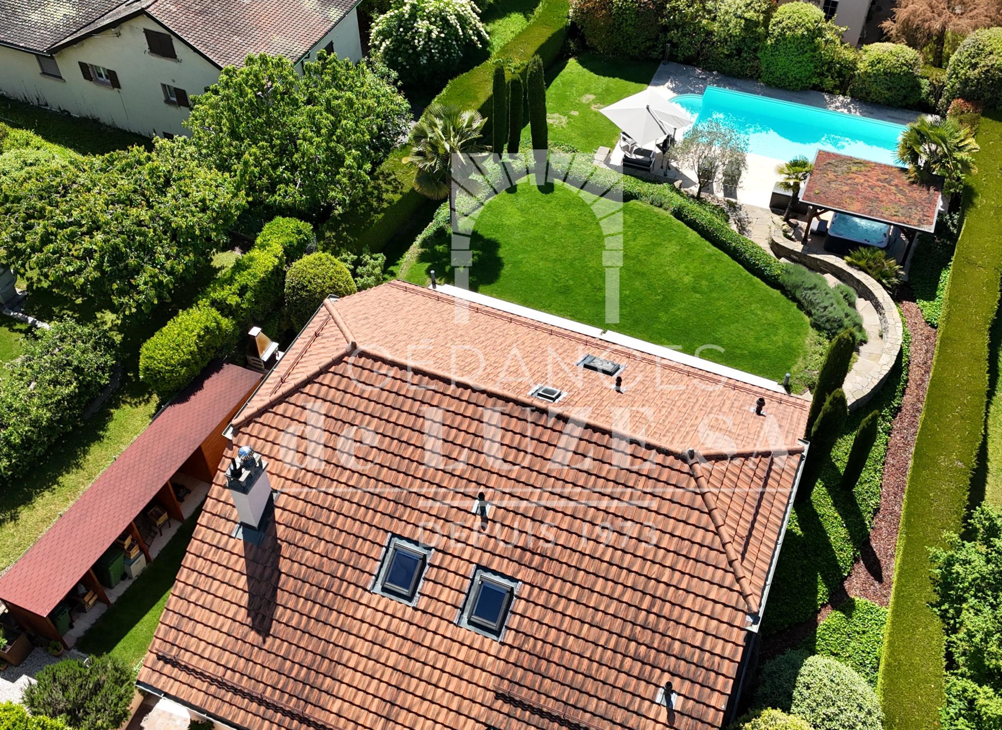 Luftaufnahme eines Hauses mit Garten, Pool und Whirlpool
