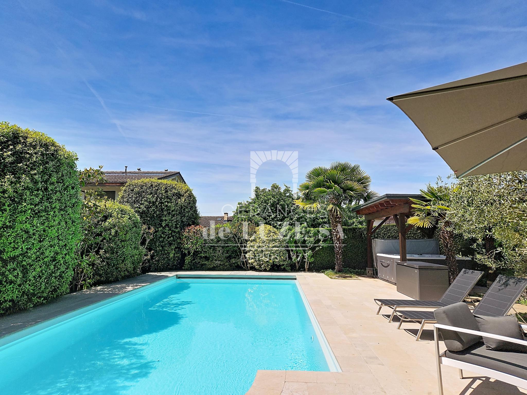 Poolbereich mit Terrasse und Garten