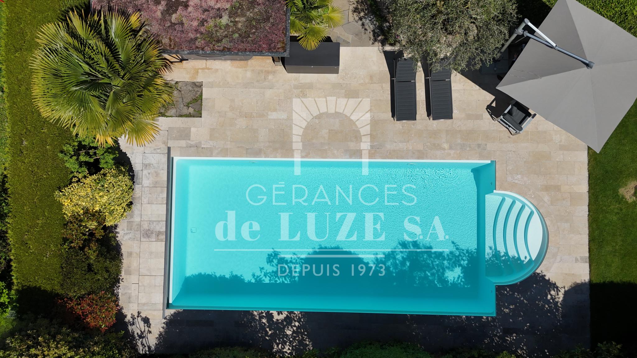 Luftaufnahme eines Pools mit Terrassenbereich