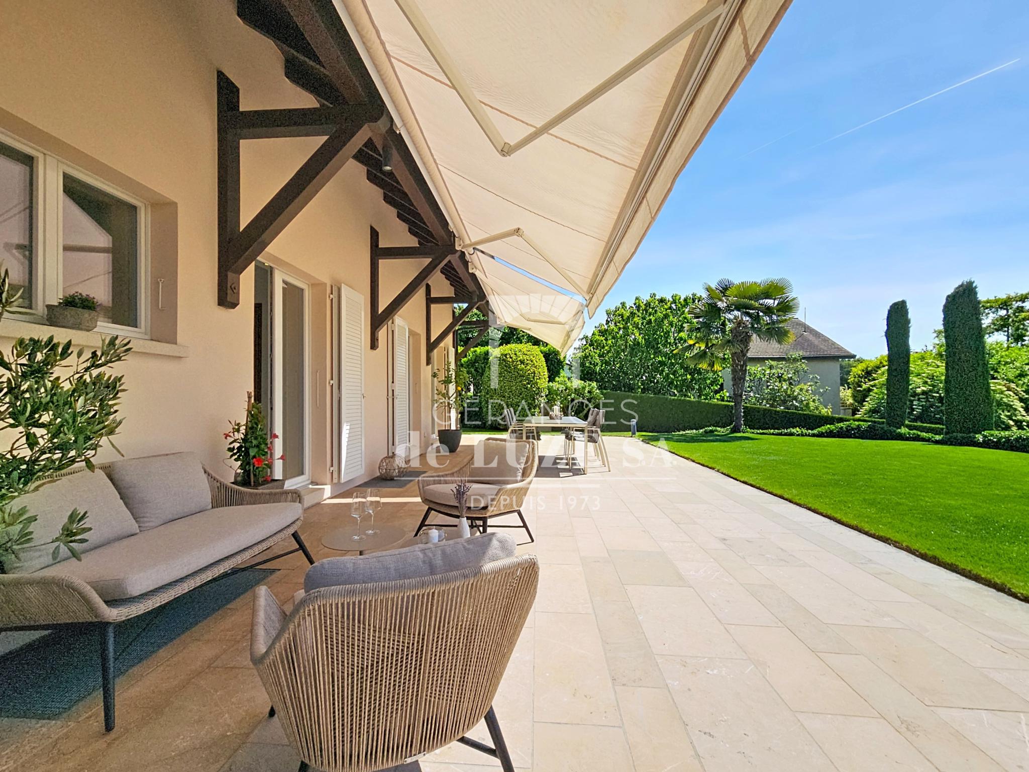 Sonnige Terrasse mit Lounge-Bereich