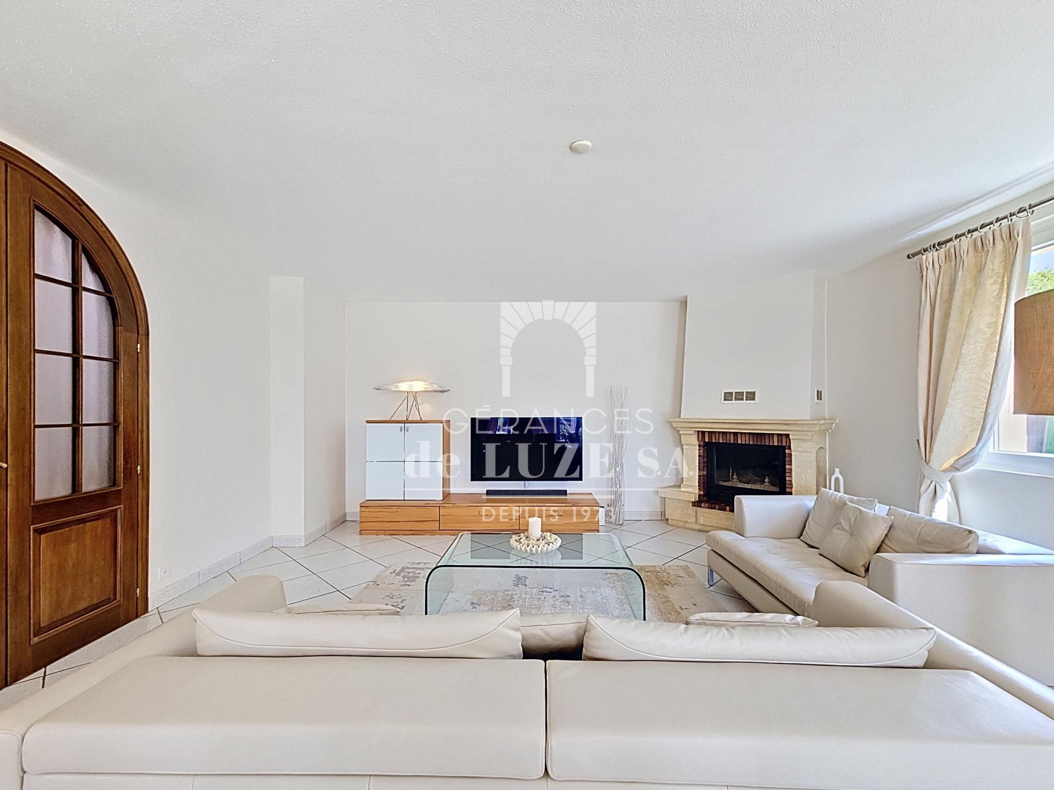 Helles Wohnzimmer mit Kamin und großen Sofas