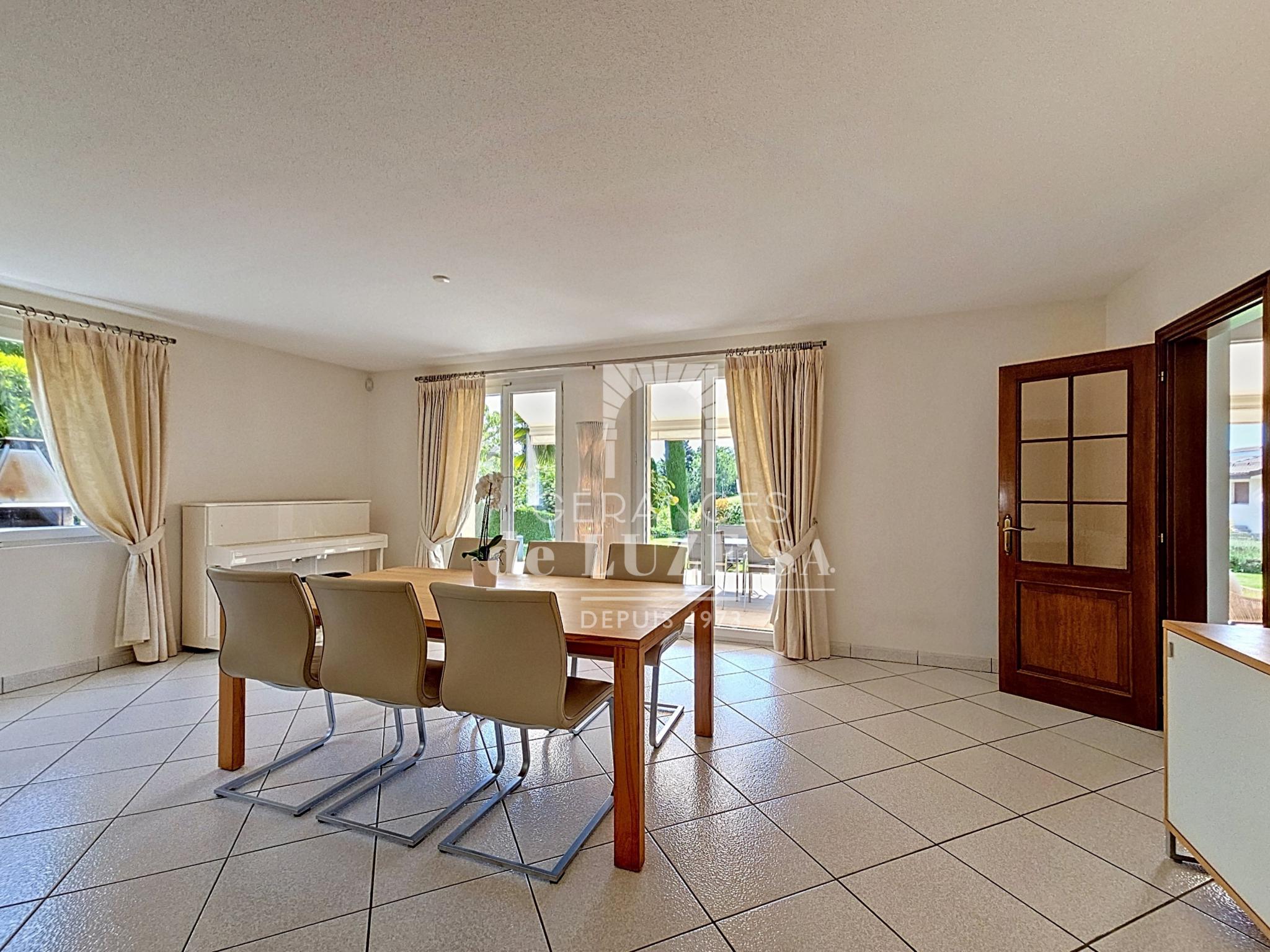 Helles Esszimmer mit Terrassenzugang