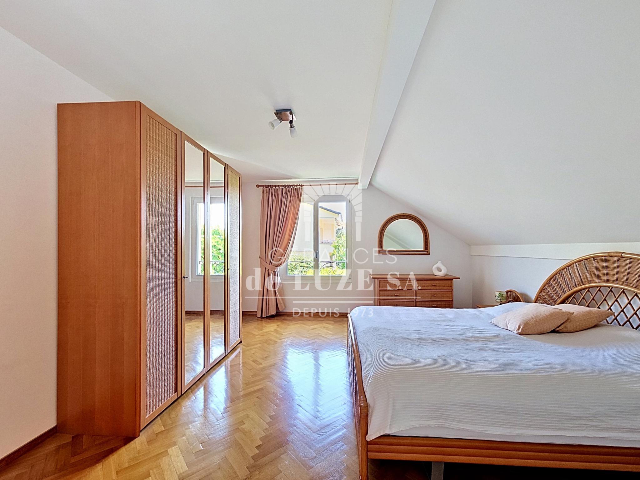 Helles Dachgeschoss-Schlafzimmer mit Holzoptik